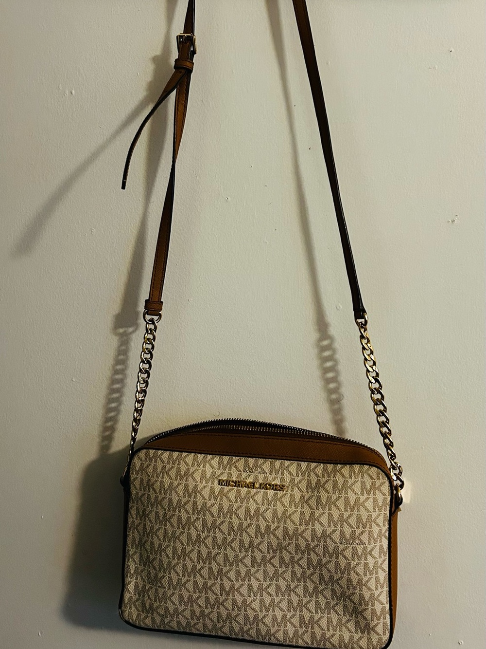 Michael Kors white and tan crossbody with gold hardware